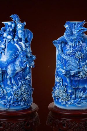 Bộ Sưu Tập Tác Phẩm Vuốt Tay Men Lam Đắp Nổi Tam Hợp 12 Con Giáp – Biểu Tượng Của Sự Hài Hòa và Phồn Vinh